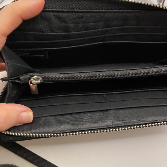 MAX STUDIOS - BLACK FAUX LEATHER ZIPPER WALLET - Picture 4 of 5